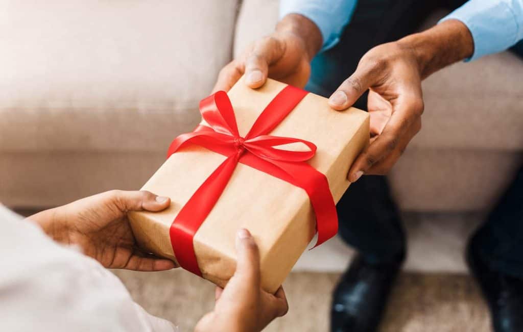 hadiah perpisahan rakan sekerja